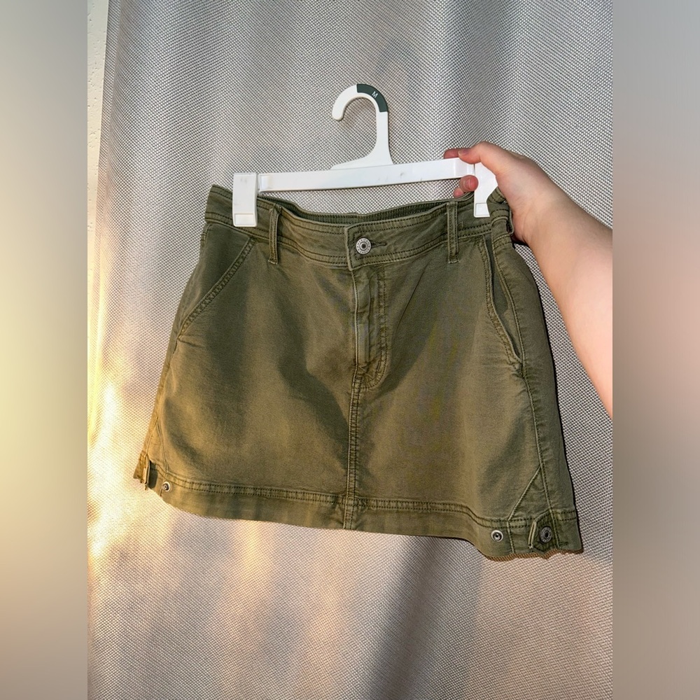 BRAND NEW MINI CARGO SKIRT IN A SIZE 8 😍💚 American Egal
